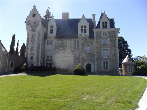 Musée-Château de Villevêque -  Hôtel 3 étoiles l'Océane proche d'Angers en Maine et Loire