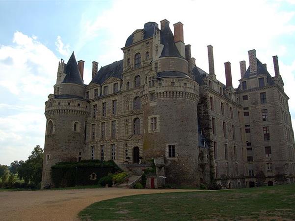 Château de Brissac près d'Angers proche de l'hôtel 3 étoiles L'Océane à Villevêque en Maine et Loire